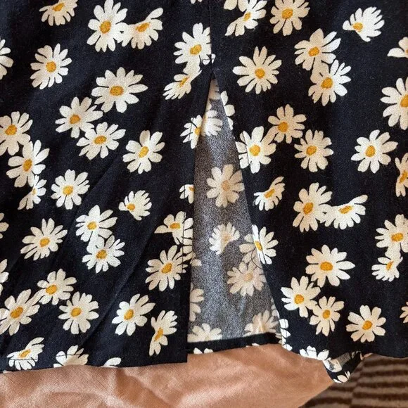 Reformation Margot Skirt, Daisy Print, Size 6 - Picture 4 of 6